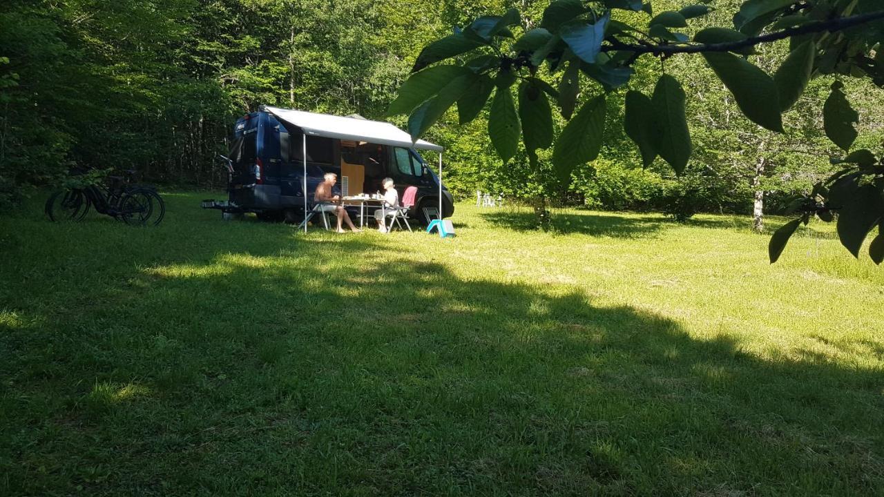 Lovely 2-Bed Shepherds Hut In A Forest Sougeres-en-Puisaye Екстериор снимка