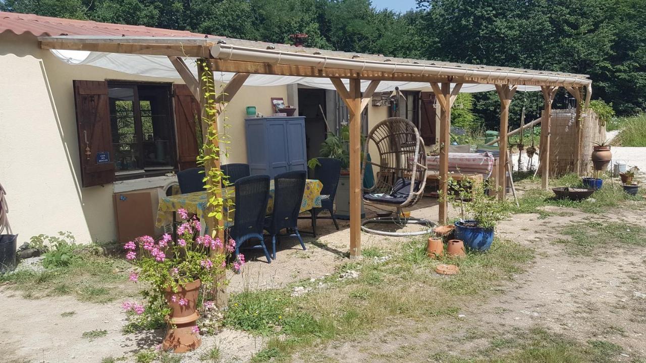 Lovely 2-Bed Shepherds Hut In A Forest Sougeres-en-Puisaye Екстериор снимка